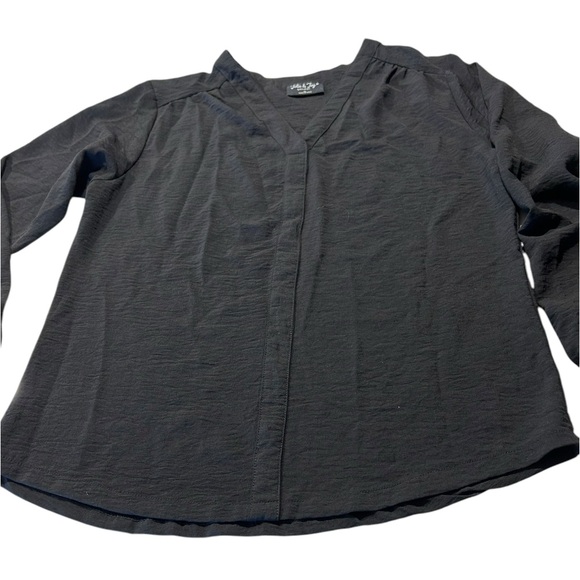 Jolie & Joy Women's Black V-Neck Top - Picture 4 of 9